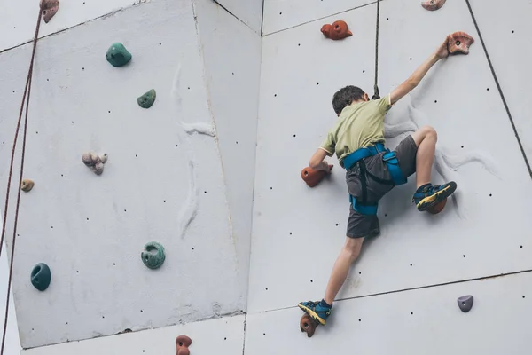 Kleiner Junge Klettert Draußen Einer Felswand Konzept Sportleben — Stockfoto