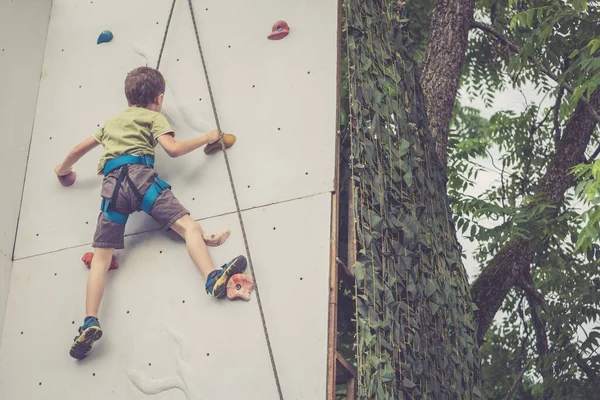 Băieţelul Urcă Zid Piatră Aer Liber Conceptul Viață Sportivă — Fotografie, imagine de stoc