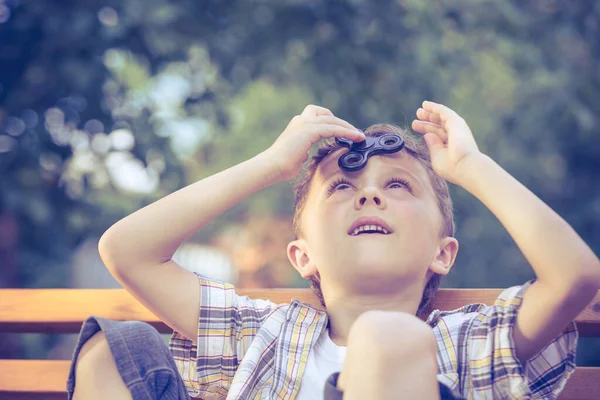 Feliz Niño Jugando Parque Durante Día Está Jugando Con Spinner — Foto de Stock