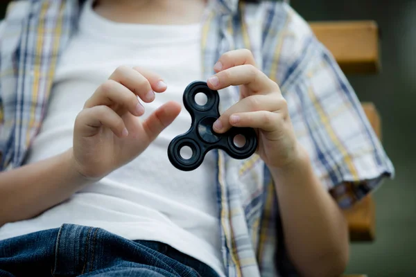 Gelukkige Kleine Jongen Die Overdag Het Park Speelt Hij Speelt — Stockfoto