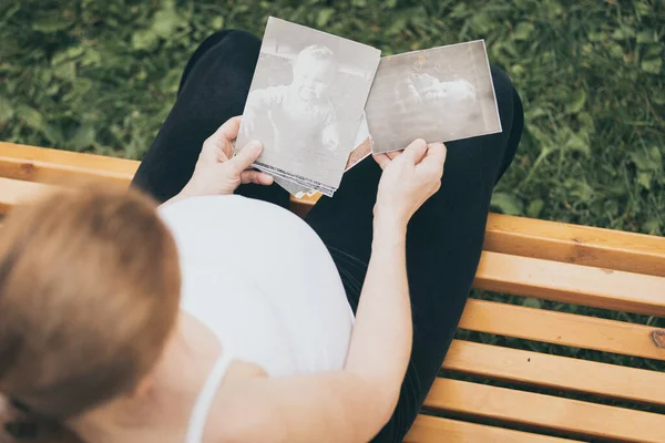 Schwangere Sitzt Auf Der Bank Und Macht Tagsüber Hildrens Fotos — Stockfoto