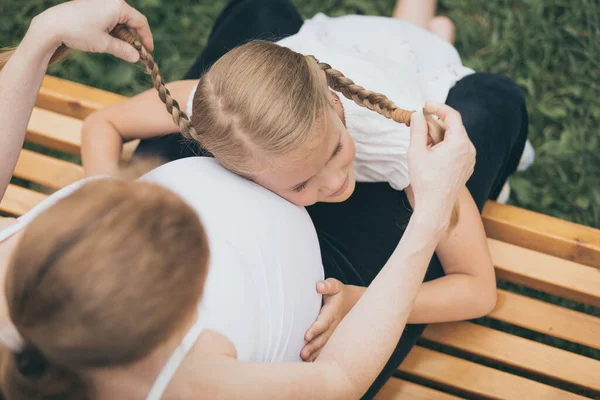 Szczęśliwa Dziewczynka Przytulająca Matkę Parku Ciągu Dnia Bawimy Się Łonie — Zdjęcie stockowe