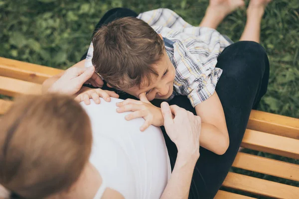 Rapazinho Feliz Abraçar Mãe Parque Durante Dia Estamos Divertir Nos — Fotografia de Stock