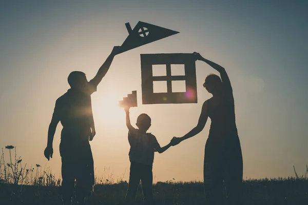 Lycklig Familj Som Står Planen Vid Solnedgången Bygger Ett Hus — Stockfoto