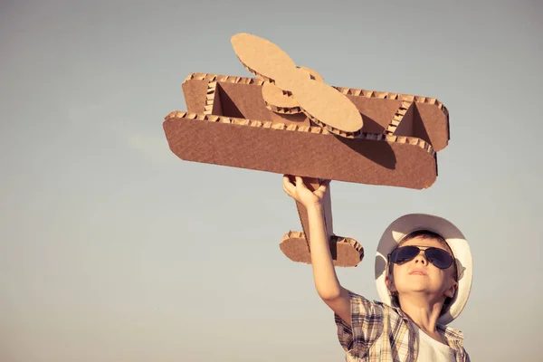Маленький Мальчик Играет Картонным Игрушечным Самолетом Парке Днем Концепция Счастливой — стоковое фото