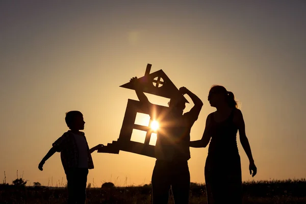 Glückliche Familie Steht Bei Sonnenuntergang Auf Dem Feld Sie Bauen — Stockfoto