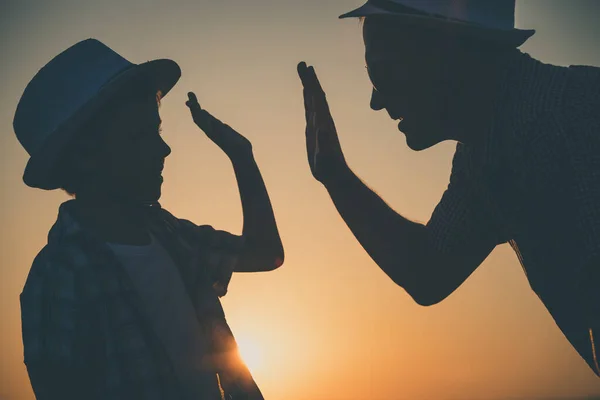 Padre Hijo Jugando Parque Atardecer Gente Divirtiéndose Campo Concepto Familia —  Fotos de Stock