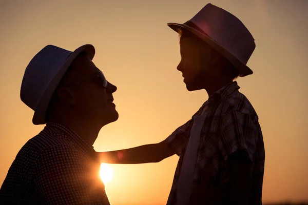 Baba Oğul Günbatımı Anda Parkta Oynamak Nsanlar Sahada Eğleniyor Kavram — Stok fotoğraf