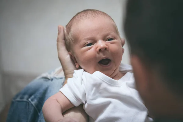Vater Mit Neugeborenem Sohn Zur Tageszeit Konzept Der Glücklichen Familie — Stockfoto