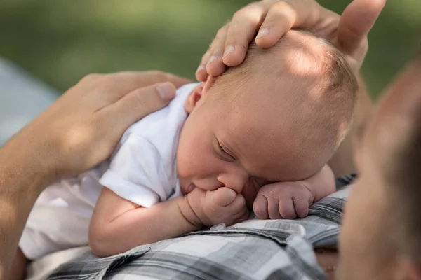 Otec Drží Novorozence Dne Náručí Koncept Šťastné Rodiny — Stock fotografie