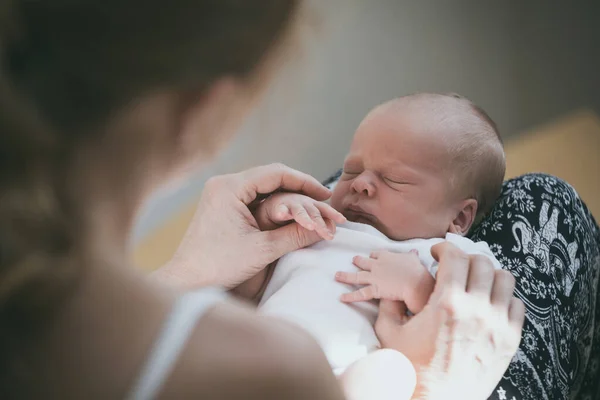 Matka Drží Novorozence Dne Náručí Koncept Šťastné Rodiny — Stock fotografie