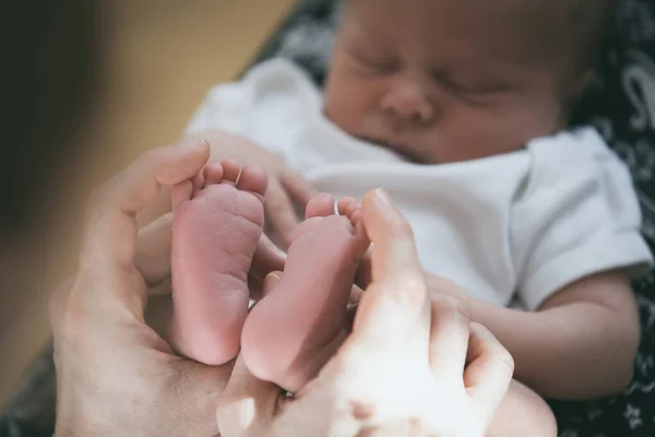 Moeder Met Pasgeboren Zoontje Overdag Begrip Gelukkig Gezin — Stockfoto
