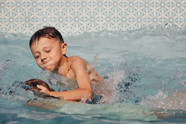 Twee Gelukkige Kinderen Spelen Het Zwembad Het Moment Van Dag — Stockfoto