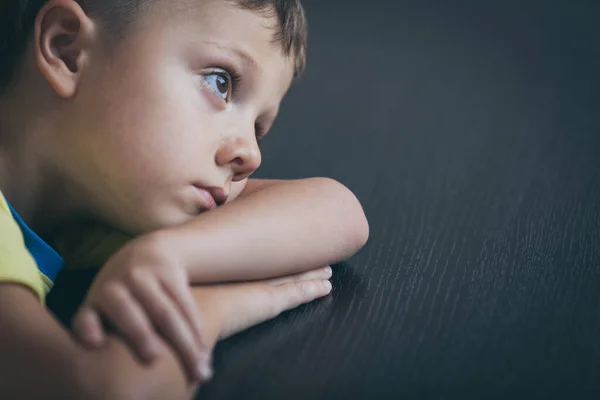 Porträt Eines Traurigen Kleinen Jungen Konzept Der Trauer — Stockfoto