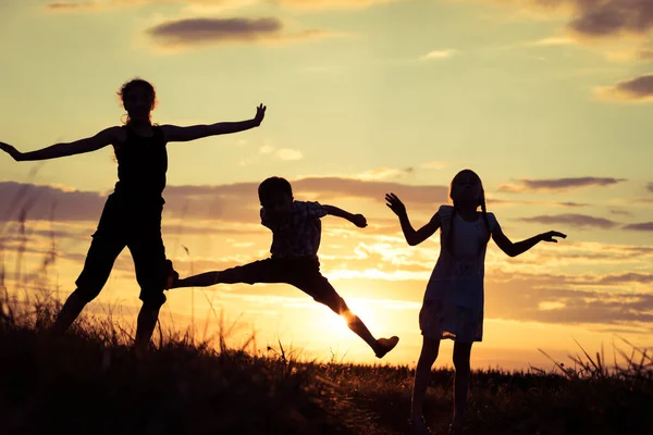 Bambini Felici Che Giocano Nel Parco All Ora Del Tramonto — Foto Stock