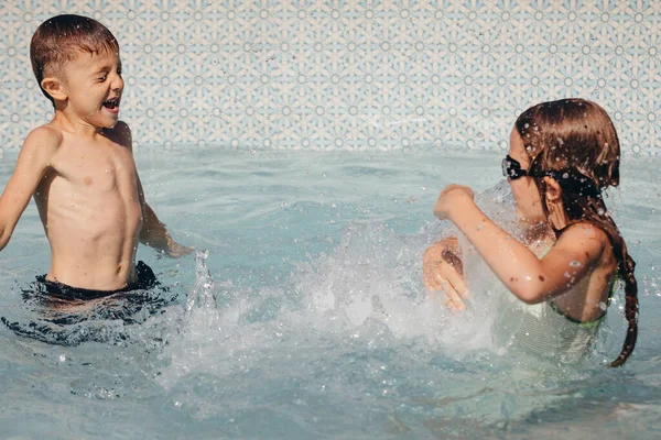 Δύο Χαρούμενα Παιδιά Που Παίζουν Στην Πισίνα Κατά Διάρκεια Της — Φωτογραφία Αρχείου