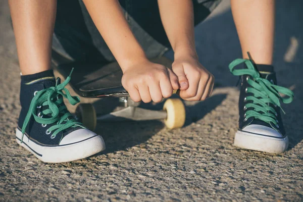 Ragazzino Felice Che Gioca Strada Giorno Ragazzo Diverte All Aperto — Foto Stock