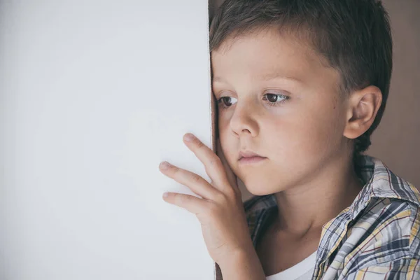 Porträt Eines Traurigen Kleinen Jungen Der Tagsüber Fenster Steht Konzept — Stockfoto