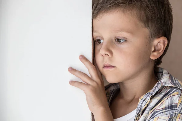 Porträtt Ledsen Liten Pojke Som Står Nära Fönstret Dagen Begreppet — Stockfoto