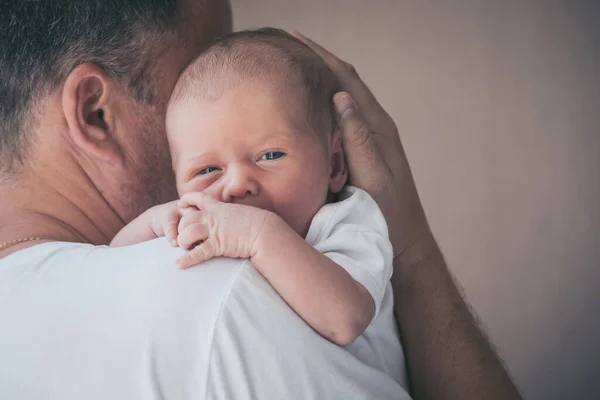 Babası Gün Yeni Doğmuş Bir Çocuğu Kucağına Almış Mutlu Aile — Stok fotoğraf