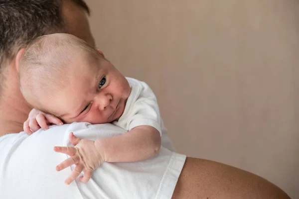 Vader Met Pasgeboren Zoontje Overdag Begrip Gelukkig Gezin — Stockfoto