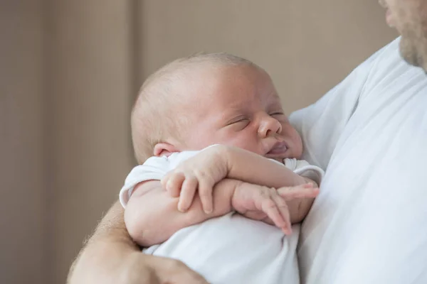 Vader Met Pasgeboren Zoontje Overdag Begrip Gelukkig Gezin — Stockfoto