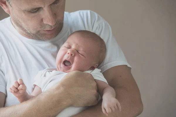 Babası Gün Yeni Doğmuş Bir Çocuğu Kucağına Almış Mutlu Aile — Stok fotoğraf