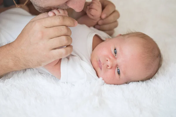 Otec Drží Novorozence Dne Náručí Koncept Šťastné Rodiny — Stock fotografie