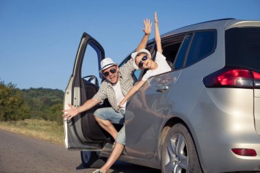 Gündüz vakti arabada oturan mutlu baba ve oğul. Pencereden dışarı bakıyorlar. İnsanlar dışarıda eğleniyor. Aile kavramı seyahate hazır..