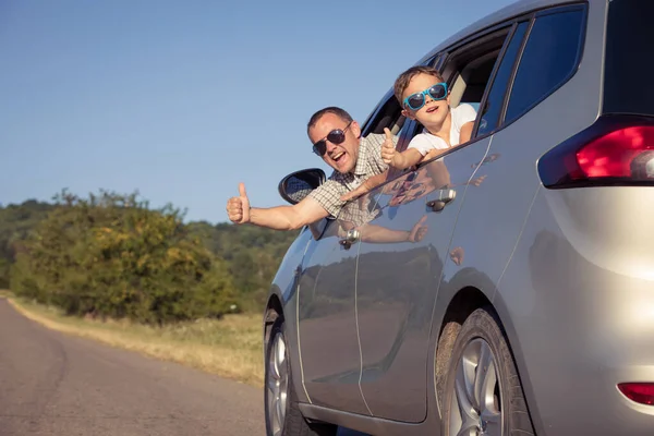 Szczęśliwy Ojciec Syn Siedzą Samochodzie Ciągu Dnia Wyglądają Przez Okno — Zdjęcie stockowe