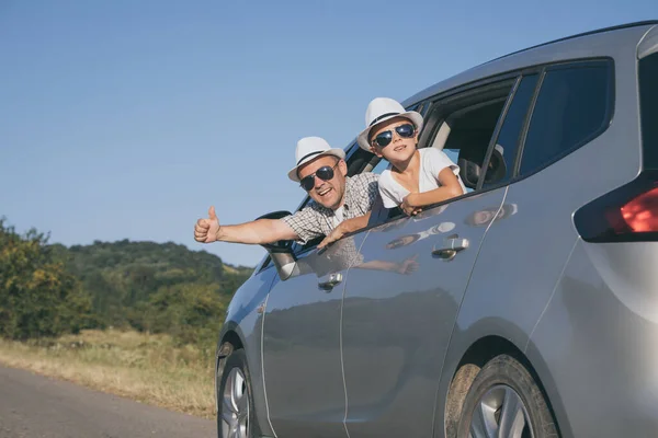 Glücklicher Vater Und Sohn Die Tagsüber Auto Sitzen Sie Schauen — Stockfoto