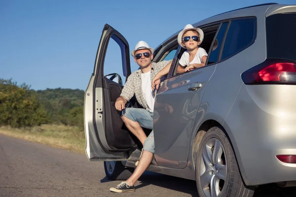 Glücklicher Vater Und Sohn Die Tagsüber Auto Sitzen Sie Schauen — Stockfoto