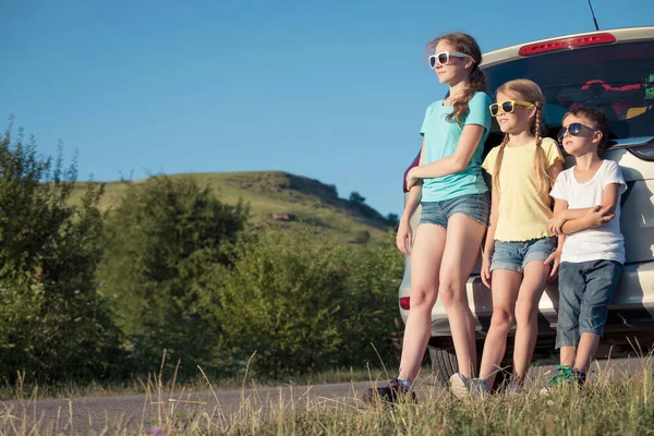 Mutlu Erkek Iki Kız Kardeşi Saatte Arabanın Yanında Duruyorlar Çocuklar — Stok fotoğraf