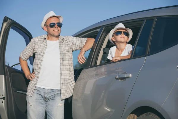 Glücklicher Vater Und Sohn Die Tagsüber Auto Sitzen Sie Schauen — Stockfoto