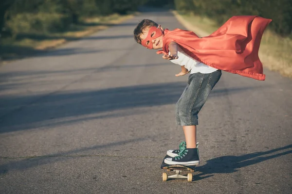 Piccolo Bambino Felice Che Gioca Fare Supereroe Ragazzo Diverte All — Foto Stock