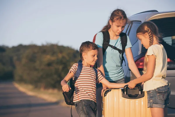 Hermano Feliz Sus Dos Hermanas Están Pie Cerca Del Auto — Foto de Stock