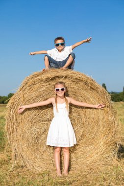 Gündüz vakti parkta oynayan mutlu çocuklar. İnsanlar dışarıda eğleniyor. Yaz tatili ve arkadaş canlısı aile kavramı.