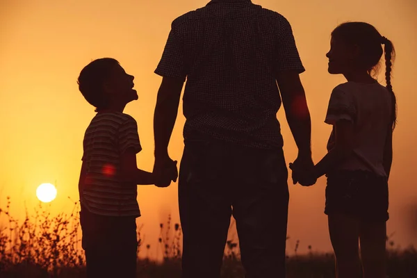 Father Children Standing Park Sunset Time People Having Fun Field — Stock Photo, Image