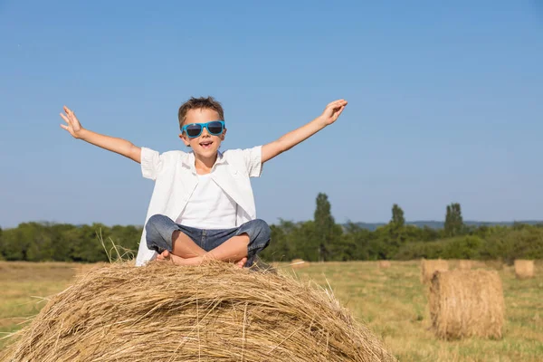Glad Liten Pojke Som Leker Parken Dagen Ungen Har Kul — Stockfoto