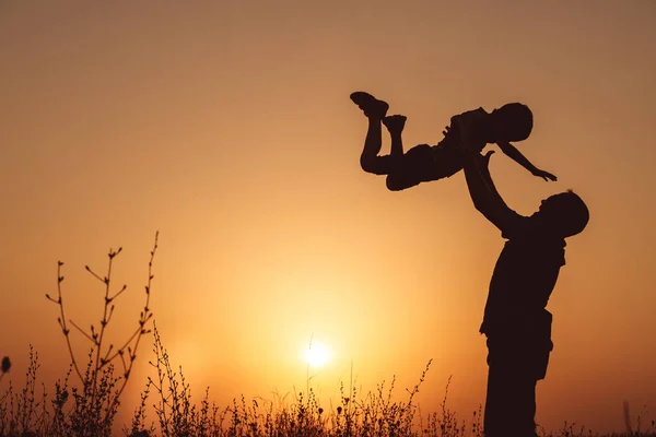 Vader Zoon Spelen Het Park Bij Zonsondergang Tijd Mensen Plezier — Stockfoto