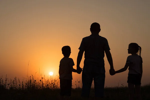 Padre Figli Nel Parco All Ora Del Tramonto Gente Diverte — Foto Stock