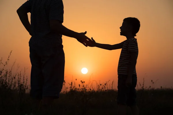 Baba Oğul Günbatımı Anda Parkta Oynamak Nsanlar Sahada Eğleniyor Kavram — Stok fotoğraf