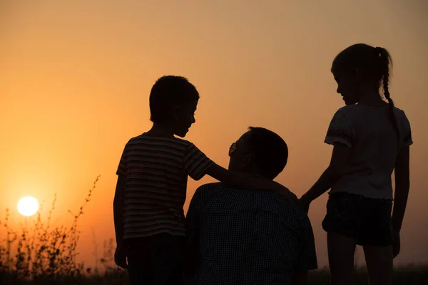 Pai Filhos Brincando Parque Hora Pôr Sol Pessoas Divertirem Campo — Fotografia de Stock