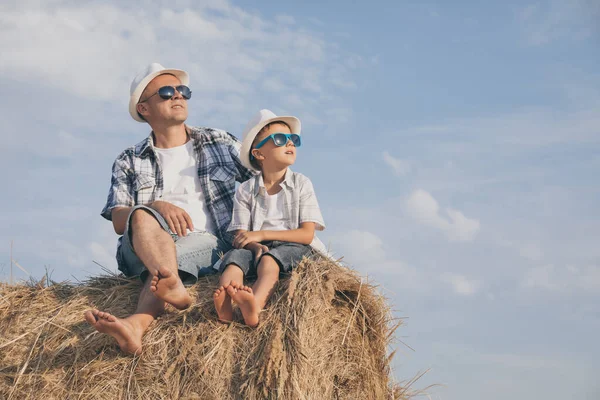 Vader Zoon Spelen Overdag Het Park Mensen Hebben Plezier Buiten — Stockfoto