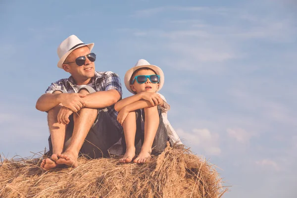 Far Och Son Leker Parken Dagen Folk Som Har Kul — Stockfoto