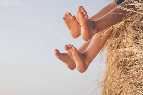 Enfants Heureux Jouant Dans Parc Pendant Journée Les Enfants Amusent — Photo