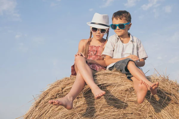 Gelukkige Kinderen Spelen Overdag Het Park Kinderen Hebben Plezier Buiten — Stockfoto