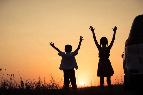 Šťastné Děti Při Západu Slunce Hrají Parku Lidi Venku Baví — Stock fotografie
