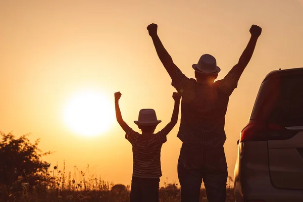 Pai Filho Brincando Parque Hora Pôr Sol Pessoas Divertirem Campo Fotos De Bancos De Imagens