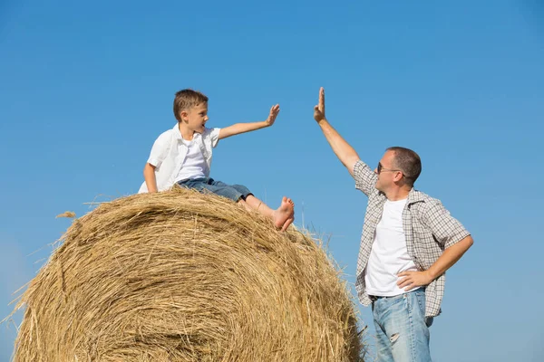 Padre Hijo Pie Parque Durante Día Gente Divierte Aire Libre Imágenes De Stock Sin Royalties Gratis